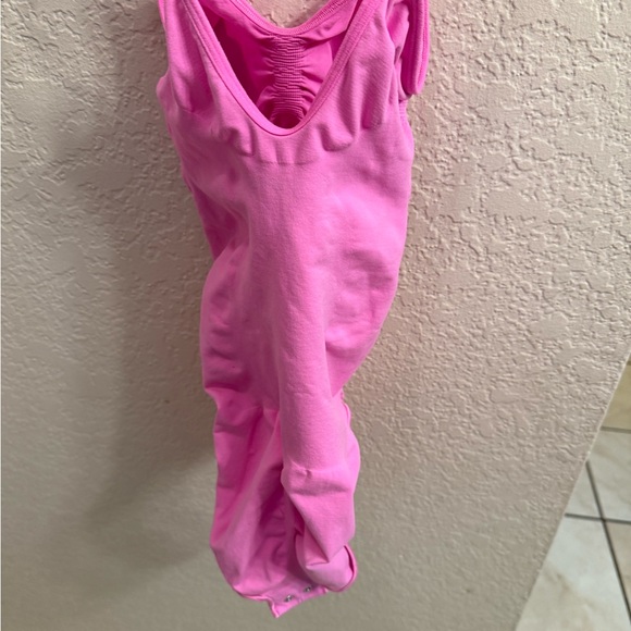 SKIMS Sculpting bodysuit Neon pink - Picture 7 of 9